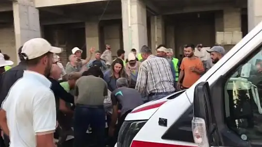 Elazığ'da inşattan düşen işçi hayatını kaybetti, çalışanlar sağlık ekiplerine saldırdı
