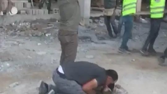 Elazığ'da inşattan düşen işçi hayatını kaybetti, çalışanlar sağlık ekiplerine saldırdı