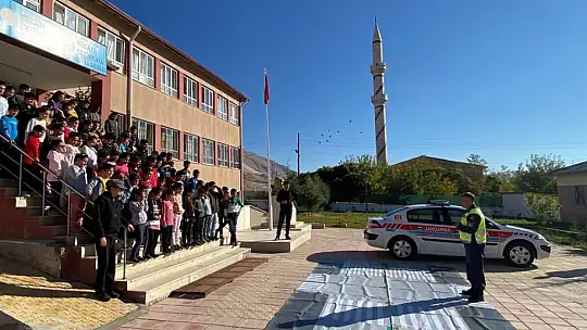 Elazığ'da jandarma, trafik güvenliği eğitimi verdi