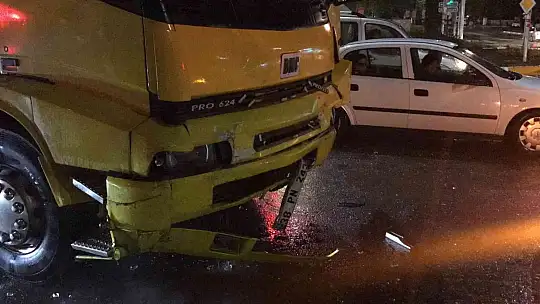 Elazığ'da kamyon ile otomobil çarpıştı: 1 yaralı