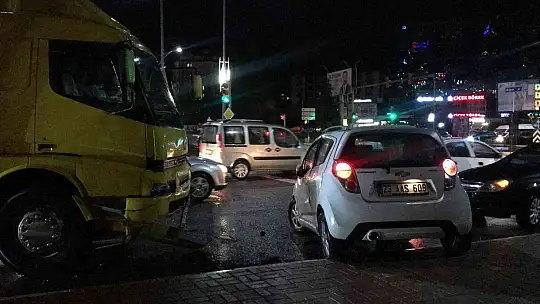 Elazığ'da kamyon ile otomobil çarpıştı: 1 yaralı