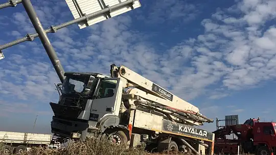 Elazığ'da kamyon, otomobile çarptı: 2'si ağır 4 yaralı
