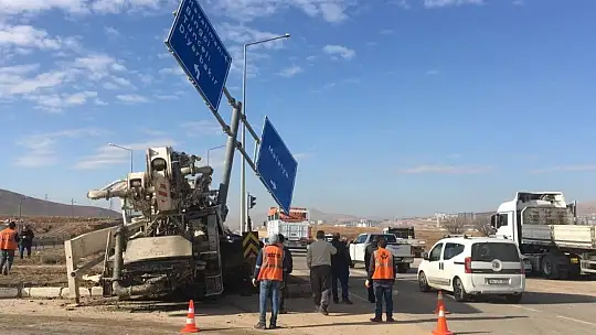Elazığ'da kamyon, otomobile çarptı: 2'si ağır 4 yaralı
