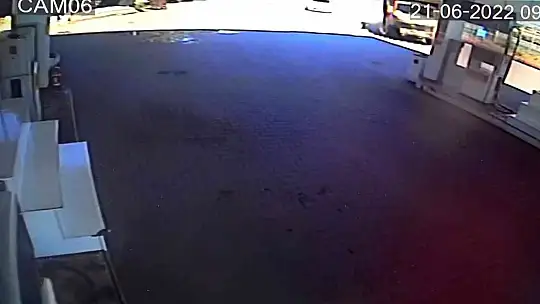 Elazığ'da kamyonun akaryakıt istasyonuna girme anı saniye saniye güvenlik kameralarına yansıdı