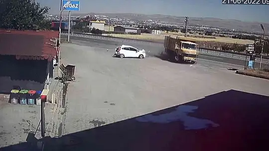 Elazığ'da kamyonun akaryakıt istasyonuna girme anı saniye saniye güvenlik kameralarına yansıdı