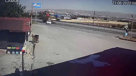 Elazığ'da kamyonun akaryakıt istasyonuna girme anı saniye saniye güvenlik kameralarına yansıdı