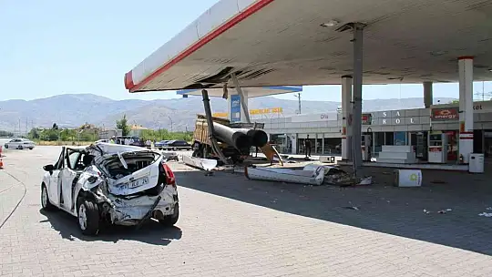 Elazığ'da kamyonun akaryakıt istasyonuna girme anı saniye saniye güvenlik kameralarına yansıdı