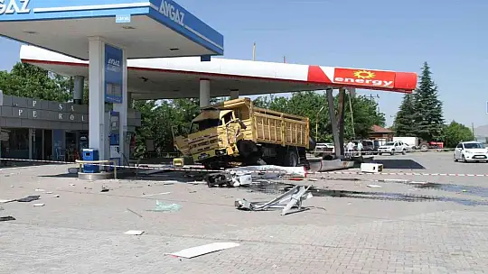 Elazığ'da kamyonun akaryakıt istasyonuna girme anı saniye saniye güvenlik kameralarına yansıdı