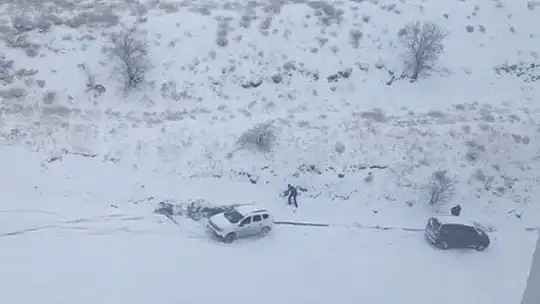 Elazığ'da karlı yolda otomobil böyle kaydı