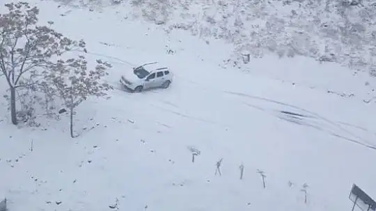 Elazığ'da karlı yolda otomobil böyle kaydı