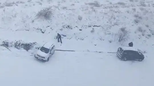 Elazığ'da karlı yolda otomobil böyle kaydı