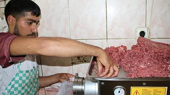 Elazığ'da kasapların kıyma mesaisi