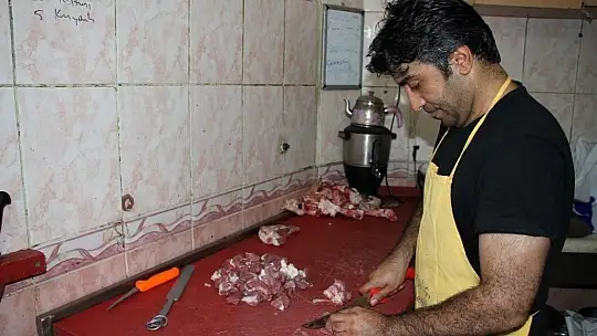 Elazığ'da kasapların kıyma mesaisi