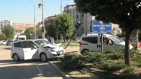 Elazığ'da kontrolden çıkan otomobil önce araca ardından trafik ışığına çarptı