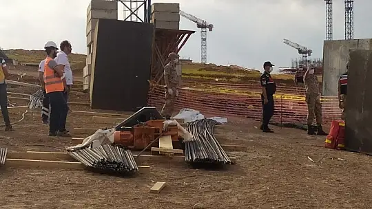 Üzerine kalıp düşen işçi hayatını kaybetti
