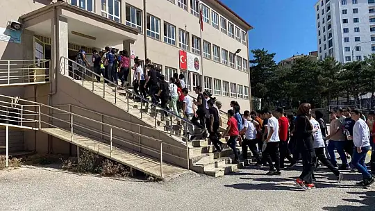Elazığ'da LGS heyecanı başladı, öğrenciler içeride aileler dışarıda ter döktü