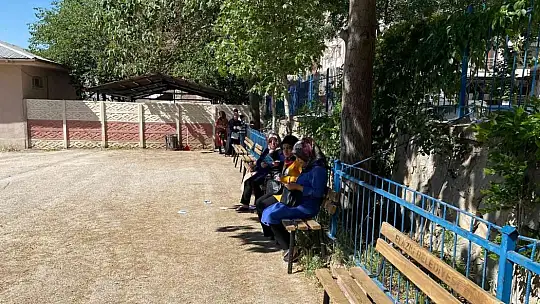 Elazığ'da LGS heyecanı başladı, öğrenciler içeride aileler dışarıda ter döktü