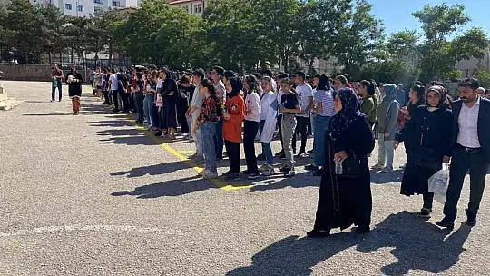 Elazığ'da LGS heyecanı başladı, öğrenciler içeride aileler dışarıda ter döktü
