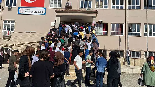 Elazığ'da LGS heyecanı başladı, öğrenciler içeride aileler dışarıda ter döktü