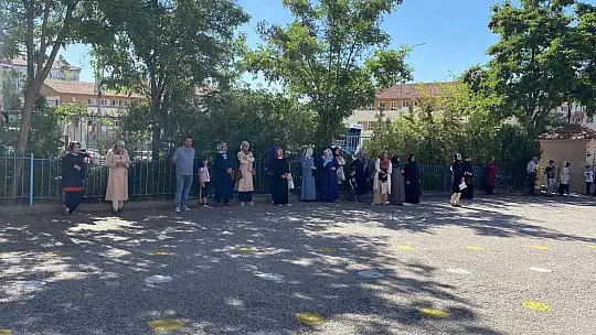 Elazığ'da LGS heyecanı başladı, öğrenciler içeride aileler dışarıda ter döktü