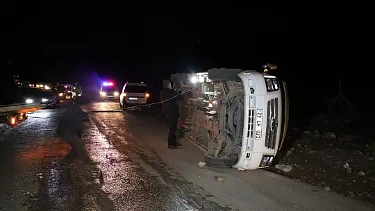 Elazığ'da minibüs devrildi: 3 yaralı