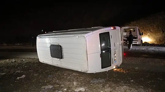 Elazığ'da minibüs devrildi: 3 yaralı