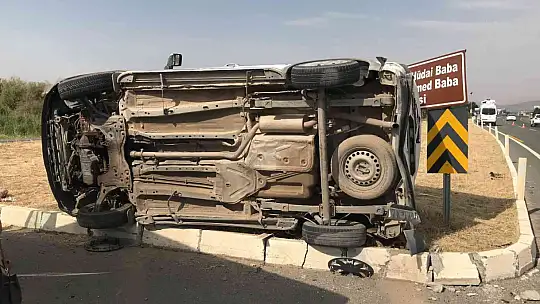 Elazığ'da minibüs ile hafif ticari araç çarpıştı: 3 yaralı