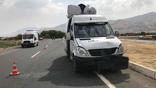 Elazığ'da minibüs ile hafif ticari araç çarpıştı: 3 yaralı