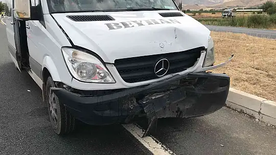 Elazığ'da minibüs ile hafif ticari araç çarpıştı: 3 yaralı
