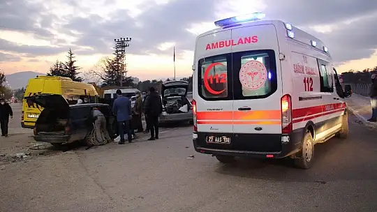 Elazığ'da minibüs ile otomobil çarpıştı: 7 yaralı