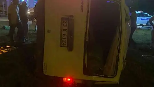 Elazığ'da minibüs tabelaya çarptı: 1 ölü, 1 yaralı