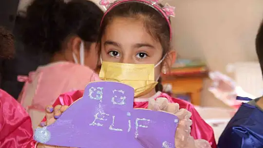 Elazığ'da minik öğrenciler ahşap boyama etkinliğinde