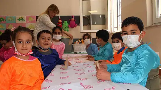 Elazığ'da minik öğrenciler ahşap boyama etkinliğinde