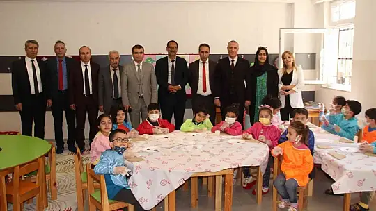 Elazığ'da minik öğrenciler ahşap boyama etkinliğinde