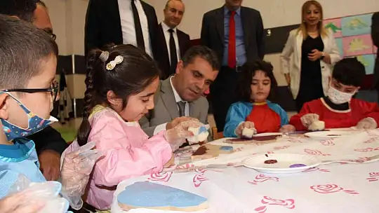 Elazığ'da minik öğrenciler ahşap boyama etkinliğinde