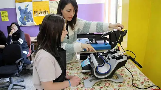 Elazığ'da öğrenciler hem okuyup hem meslek öğrenerek harçlıklarını çıkarıyor