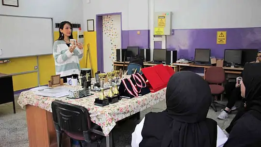 Elazığ'da öğrenciler hem okuyup hem meslek öğrenerek harçlıklarını çıkarıyor