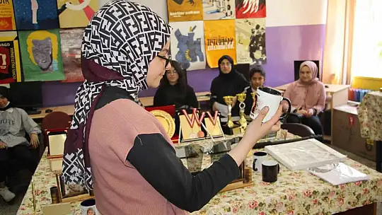 Elazığ'da öğrenciler hem okuyup hem meslek öğrenerek harçlıklarını çıkarıyor