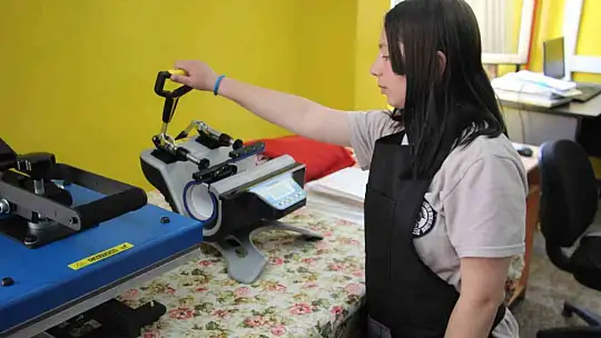 Elazığ'da öğrenciler hem okuyup hem meslek öğrenerek harçlıklarını çıkarıyor