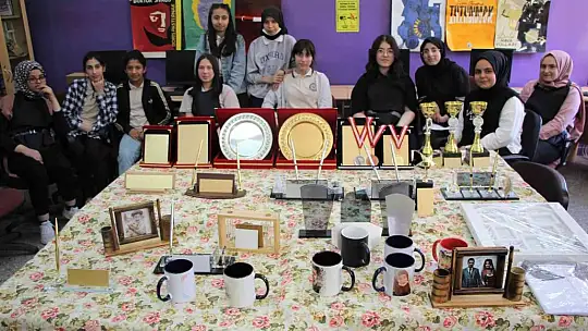 Elazığ'da öğrenciler hem okuyup hem meslek öğrenerek harçlıklarını çıkarıyor