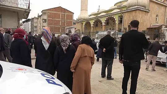Elazığ'da öldürülen anne ve kızı son yolculuklarına uğurlandı