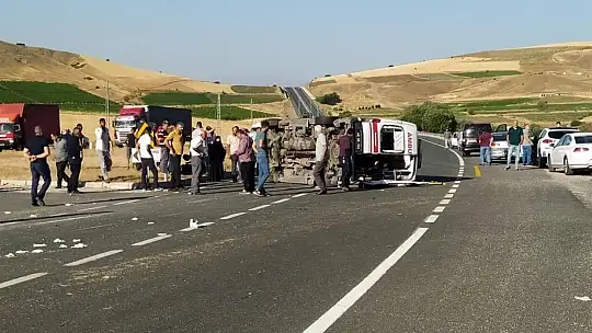 Elazığ'da otomobil ambulansa çarptı: 3 yaralı
