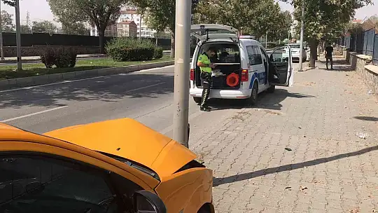 Elazığ'da otomobil direğe çarptı: 1 yaralı