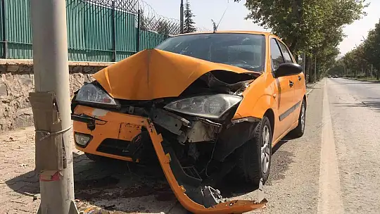 Elazığ'da otomobil direğe çarptı: 1 yaralı