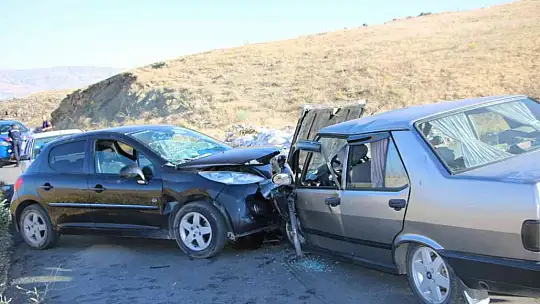 Elazığ'da otomobiller kafa kafaya çarpıştı: 8 yaralı
