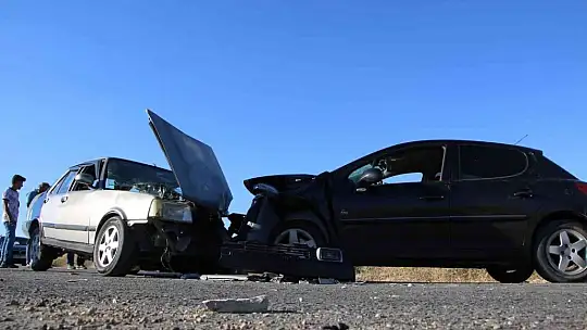 Elazığ'da otomobiller kafa kafaya çarpıştı: 8 yaralı