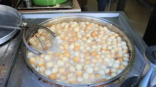 Elazığ'da Ramazan ayının vazgeçilmez tatlısı lokma, iftarda sofraları süslüyor