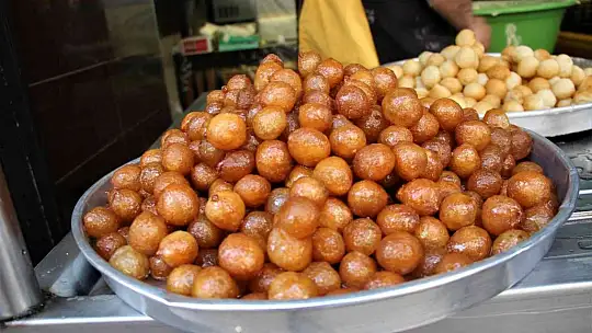 Elazığ'da Ramazan ayının vazgeçilmez tatlısı lokma, iftarda sofraları süslüyor