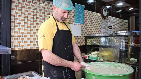 Elazığ'da Ramazan ayının vazgeçilmez tatlısı lokma, iftarda sofraları süslüyor