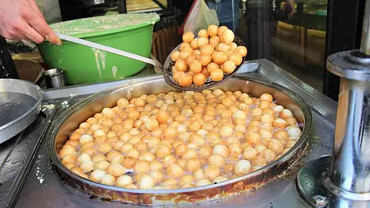Elazığ'da Ramazan ayının vazgeçilmez tatlısı lokma, iftarda sofraları süslüyor